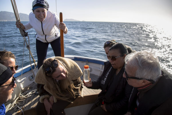 هذه الصورة مأخوذة على متن كوكو في البحر أثناء نزهة بلانكتون. نرى فاني معلقًا للاستماع إلى GV الذي يراقب حصاد العوالق في زجاجة صغيرة يحملها أحد الركاب. كل الركاب يشاهدون هذه المجموعة الثمينة!