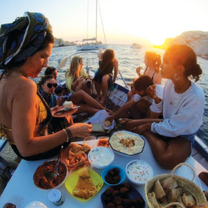 Coco Night Fever Outing - Βραδινό και Aperitive σε coco boat