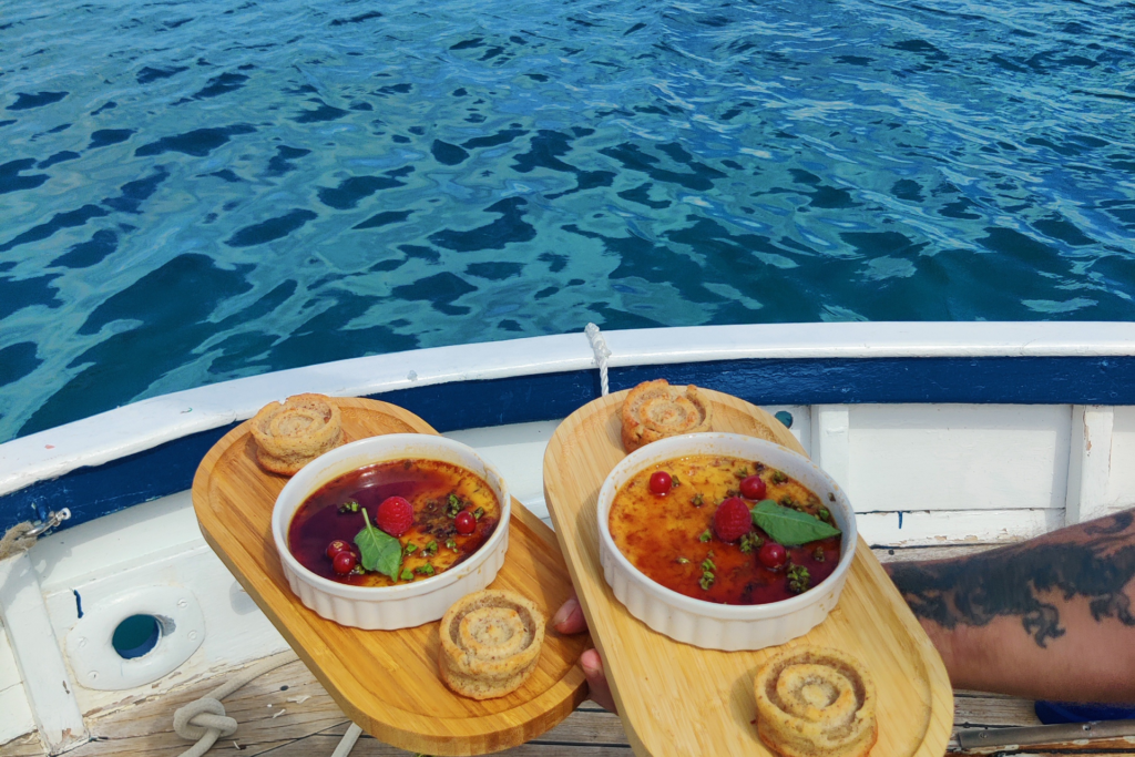 brunch en mer le weekend en bateau traditionnel